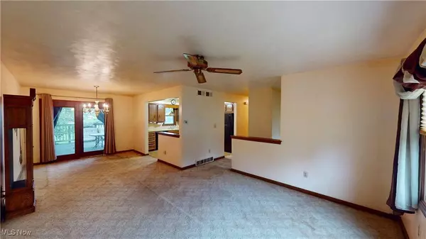 9863 Deltona DR, New Middletown, OH 44442