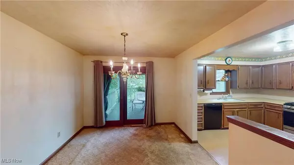 9863 Deltona DR, New Middletown, OH 44442