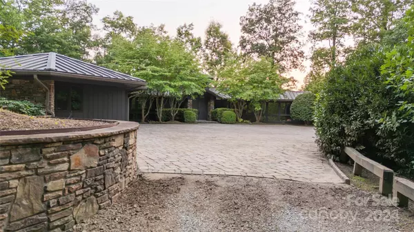 130 Piney Ridge LN, Saluda, NC 28773