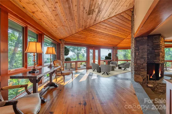 130 Piney Ridge LN, Saluda, NC 28773