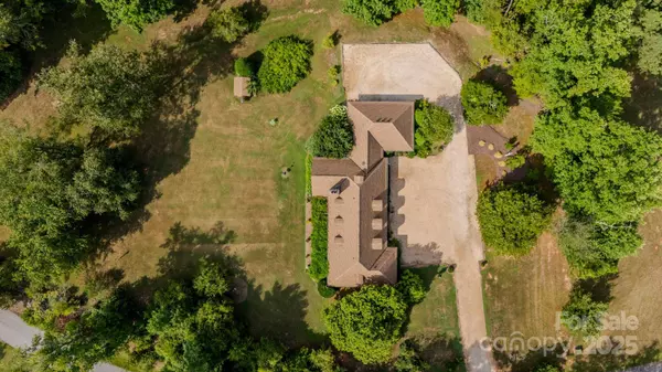 144 Silver Fox LN, Tryon, NC 28782