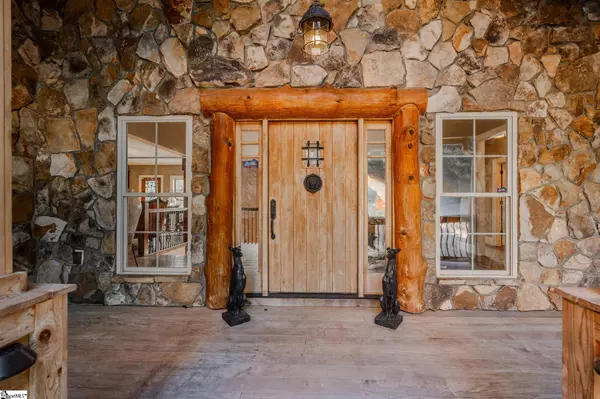 137 W Waters Edge Lane, West Union, SC 29696