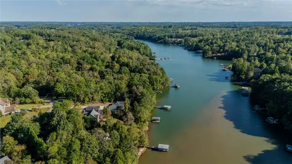 137 W Waters Edge LN, West Union, SC 29696