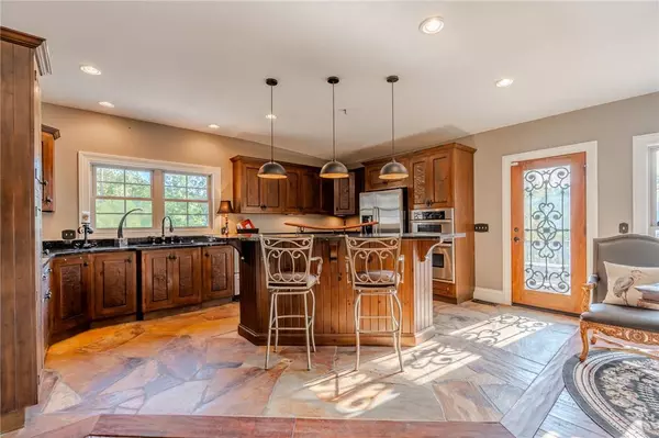 137 W Waters Edge LN, West Union, SC 29696