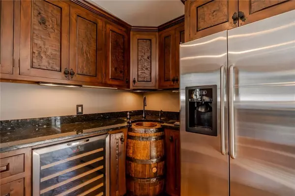 137 W Waters Edge LN, West Union, SC 29696