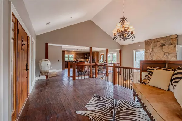 137 W Waters Edge LN, West Union, SC 29696