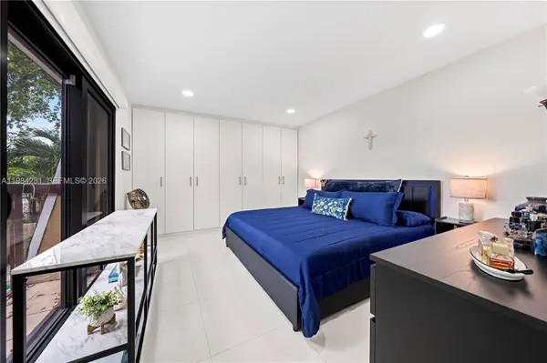 2415 W 67th Pl #8-11, Hialeah, FL 33016