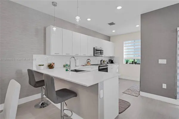 4608 NW 83rd Pkwy, Doral, FL 33166