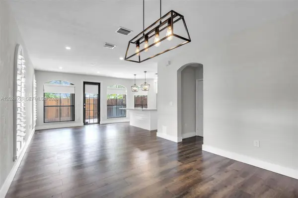 10276 NW 30th Ter, Doral, FL 33172