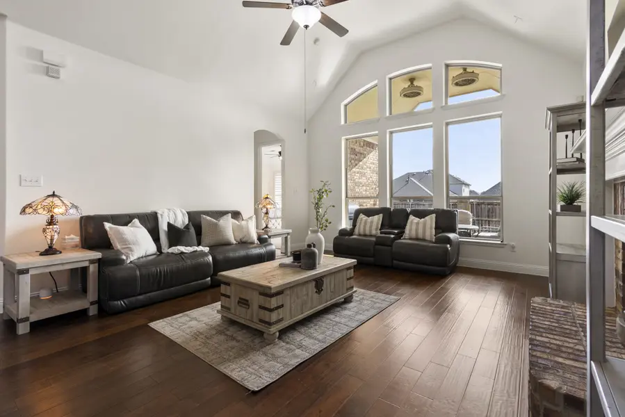 6116 Falls Lake Rd, Fort Worth, TX 76179-1477