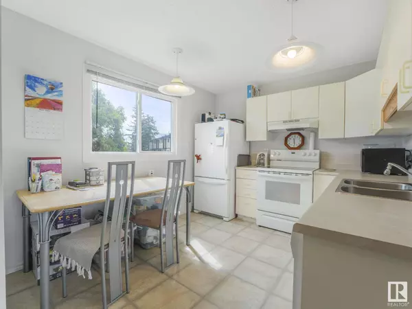 18156 93 AV NW, Edmonton, AB T5T 1Y1