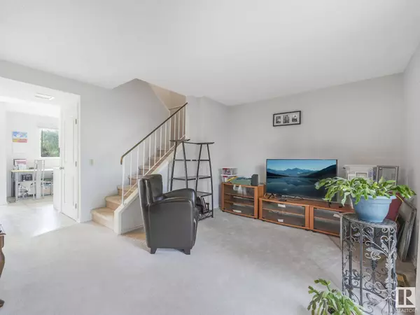 18156 93 AV NW, Edmonton, AB T5T 1Y1