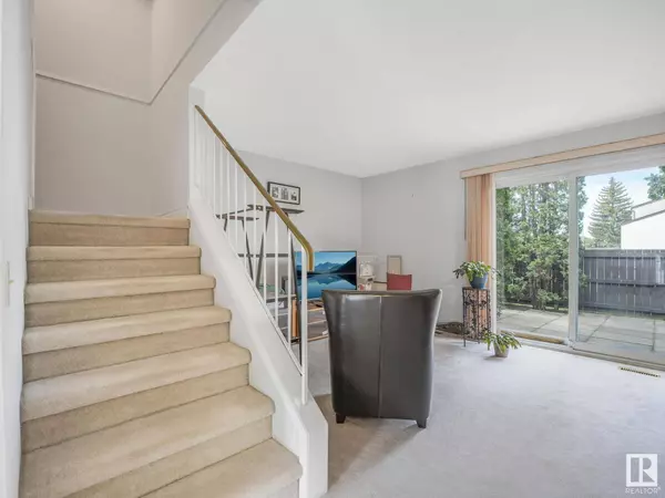 18156 93 AV NW, Edmonton, AB T5T 1Y1