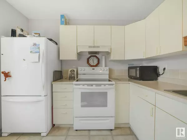 18156 93 AV NW, Edmonton, AB T5T 1Y1