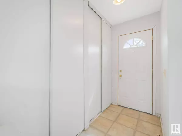 18156 93 AV NW, Edmonton, AB T5T 1Y1