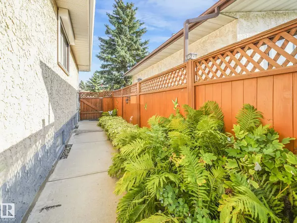 1912 LAKEWOOD RD S NW, Edmonton, AB T6K 3W8