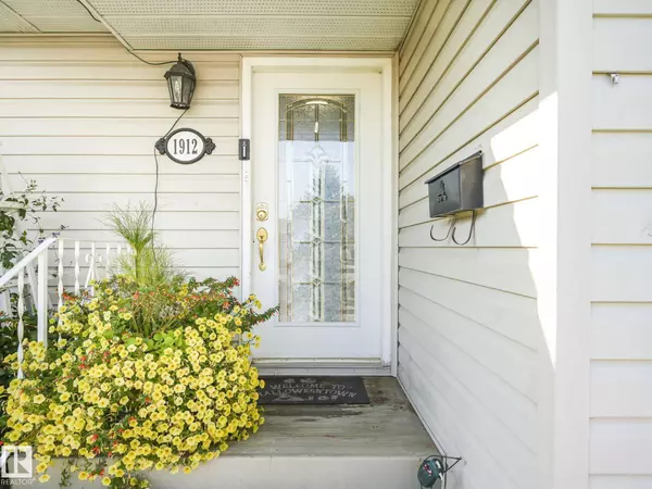 1912 LAKEWOOD RD S NW, Edmonton, AB T6K 3W8