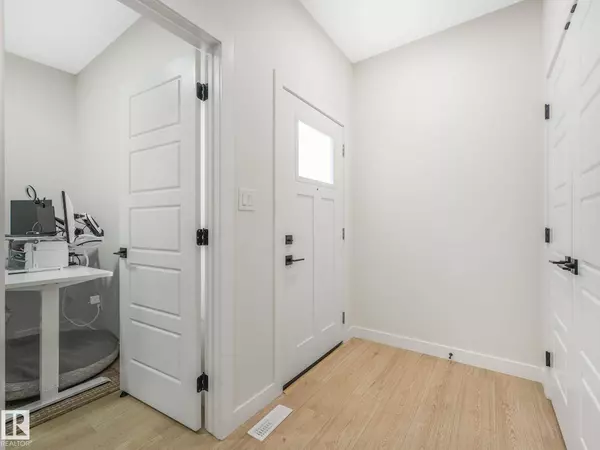 3063 200 ST NW, Edmonton, AB T6M 1N7