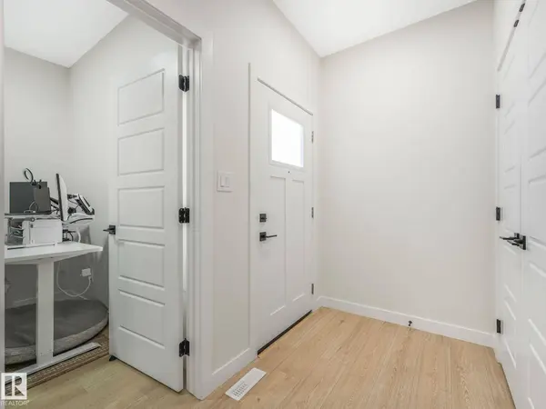 3063 200 ST NW, Edmonton, AB T6M 1N7