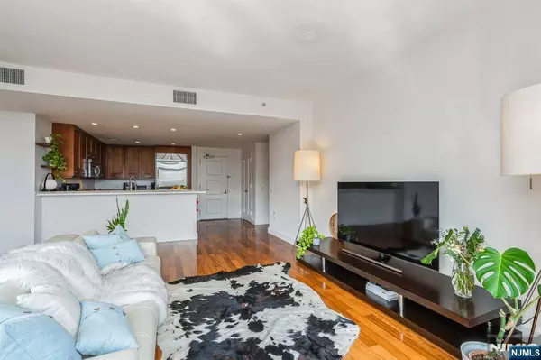 8100 River RD #612, North Bergen, NJ 07047