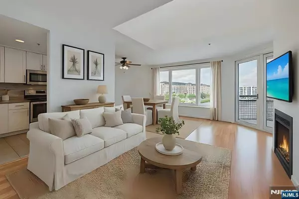 600 Harbor BLVD #1005, Weehawken, NJ 07086