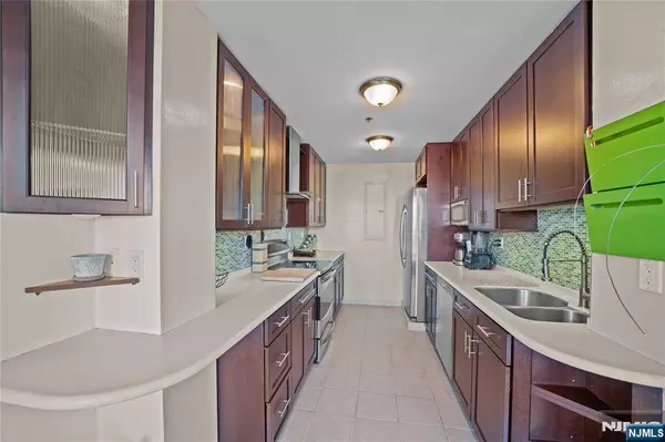 600 Harbor BLVD #815, Weehawken, NJ 07086