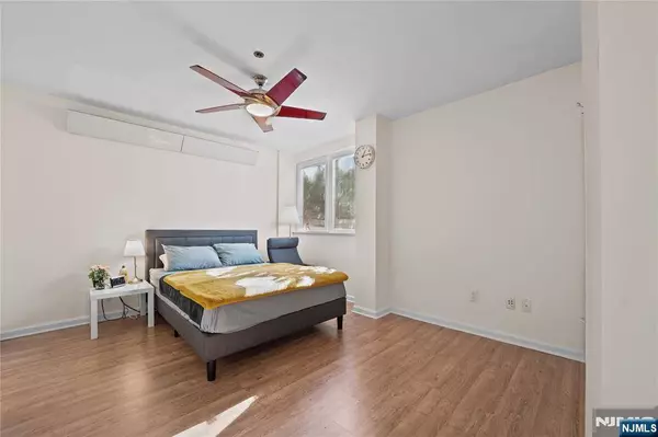 600 Harbor BLVD #815, Weehawken, NJ 07086