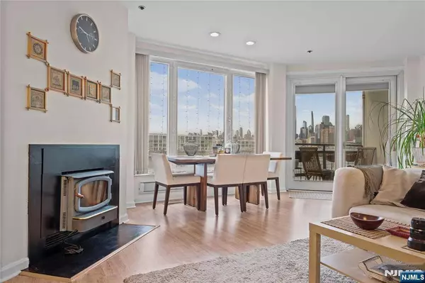 600 Harbor BLVD #815, Weehawken, NJ 07086