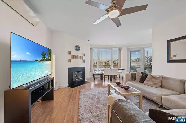 600 Harbor BLVD #815, Weehawken, NJ 07086