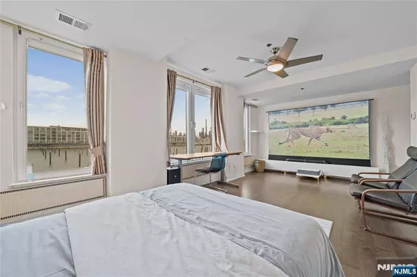 600 Harbor BLVD #815, Weehawken, NJ 07086