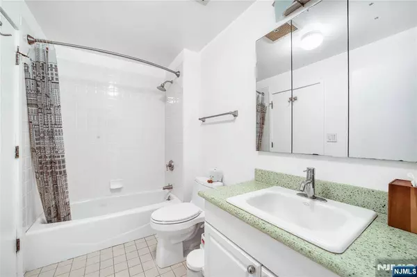 600 Harbor BLVD #1064, Weehawken, NJ 07086