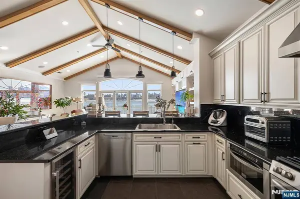 18 Lydia DR, Guttenberg, NJ 07093