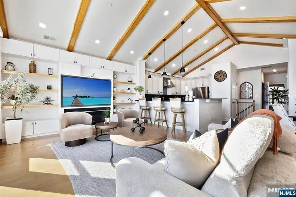 18 Lydia DR, Guttenberg, NJ 07093