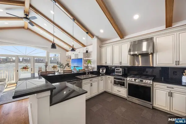 18 Lydia DR, Guttenberg, NJ 07093