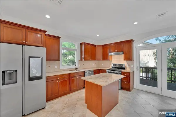 236 COLUMBUS AVE #A, Palisades Park, NJ 07650