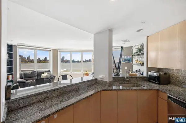 600 Harbor BLVD #870, Weehawken, NJ 07086