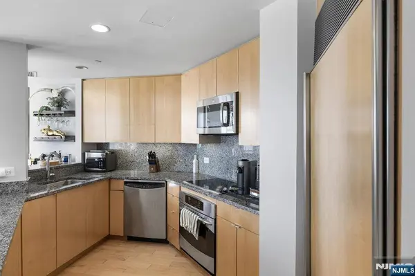 600 Harbor BLVD #870, Weehawken, NJ 07086
