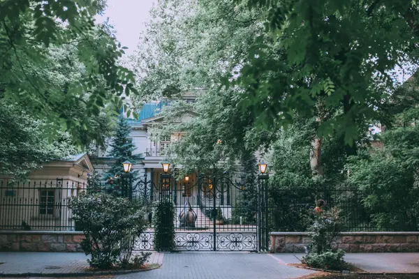Best St. Louis Neighborhoods for Empty Nesters Downsizing in 2026