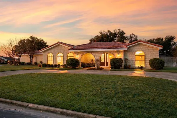 137 E Louella Drive, Hurst, TX 76054