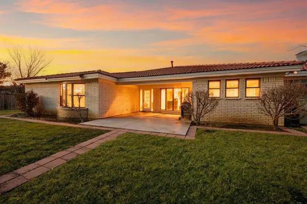 137 E Louella Drive, Hurst, TX 76054