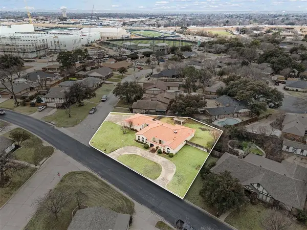 137 E Louella Drive, Hurst, TX 76054