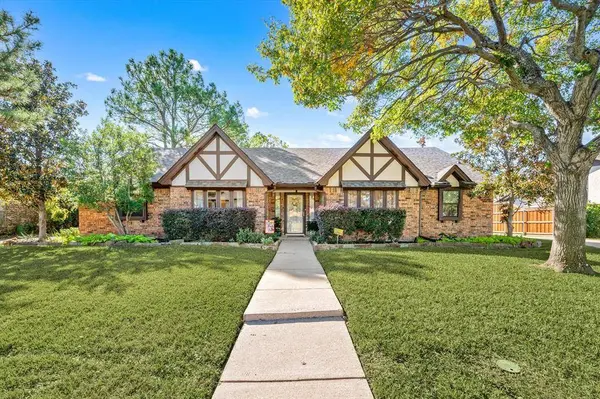 129 E Louella Drive, Hurst, TX 76054