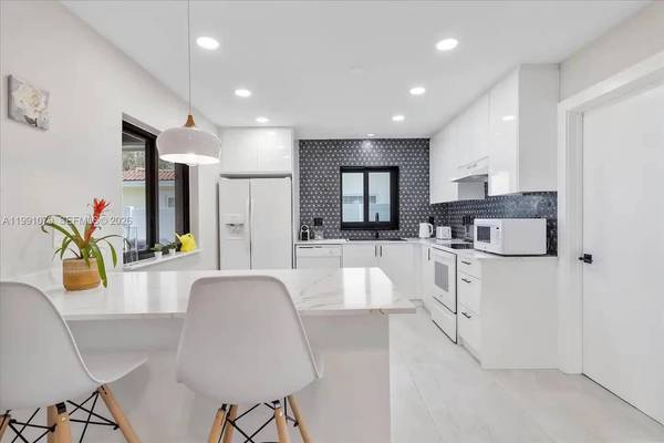 233 SE 4th Ter, Dania Beach, FL 33004