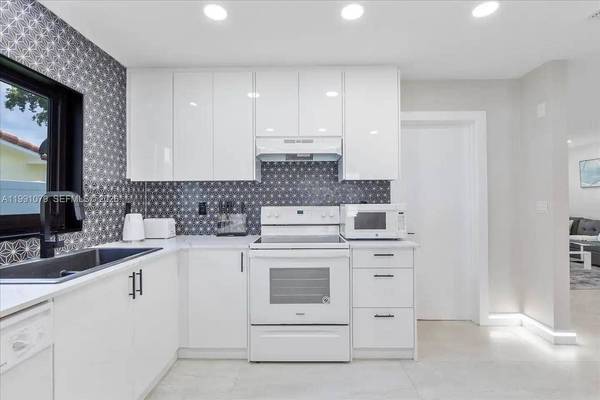 233 SE 4th Ter, Dania Beach, FL 33004