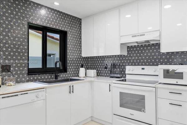 233 SE 4th Ter, Dania Beach, FL 33004