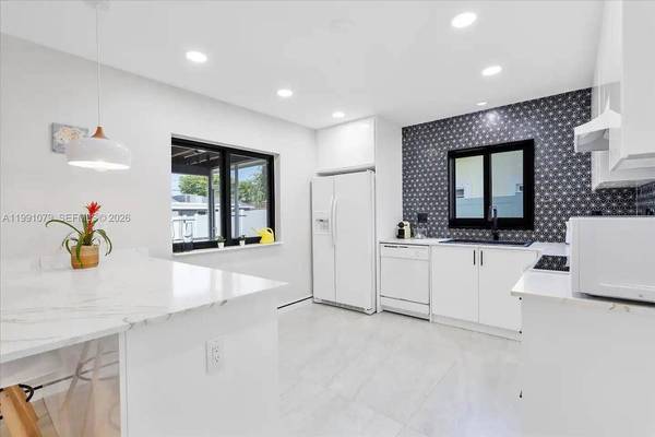 233 SE 4th Ter, Dania Beach, FL 33004