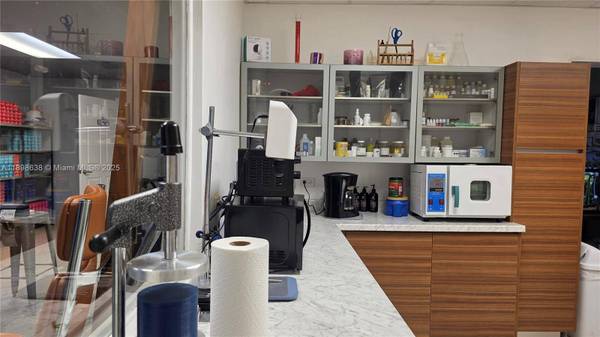 7762 NW 46th St, Doral, FL 33166