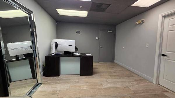 7762 NW 46th St, Doral, FL 33166