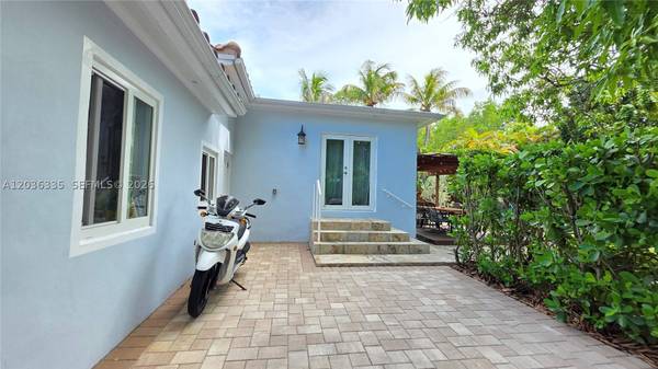 390 NE 127th St, North Miami, FL 33161