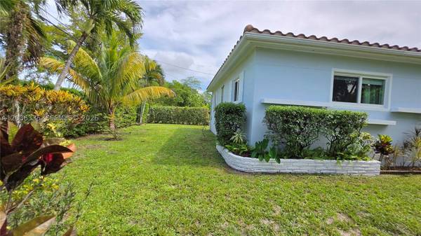 390 NE 127th St, North Miami, FL 33161
